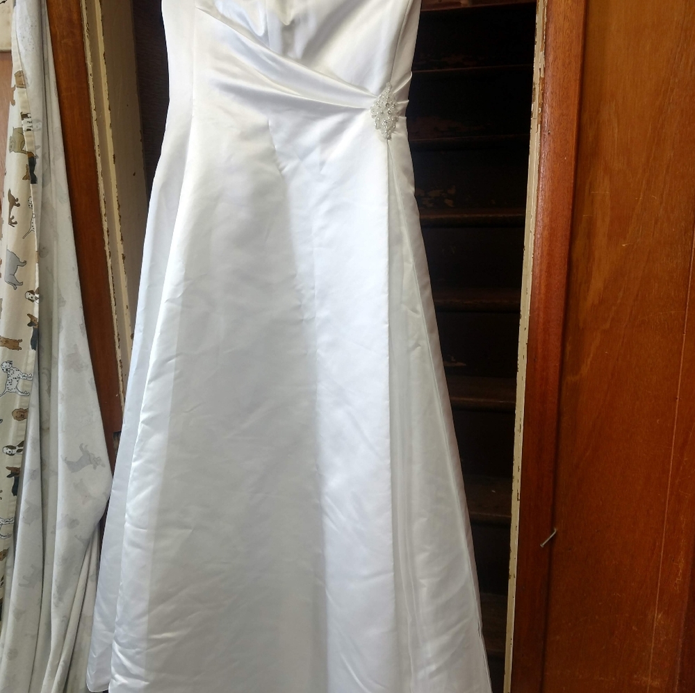 Wedding dress Size 16. Brand new